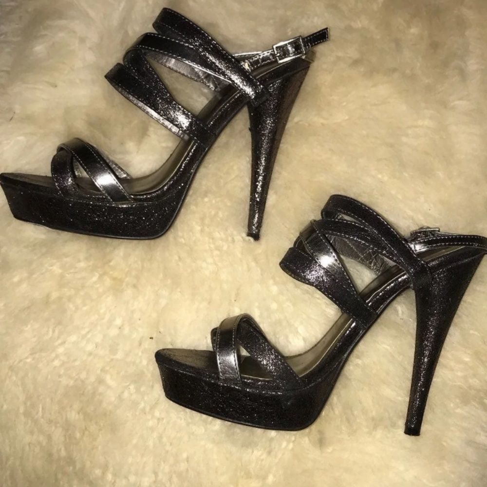 🔥GORGEOUS GOLD METALLIC STRAPPY HEELS